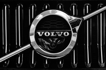 Volvo's first electric minivan will be the EM90